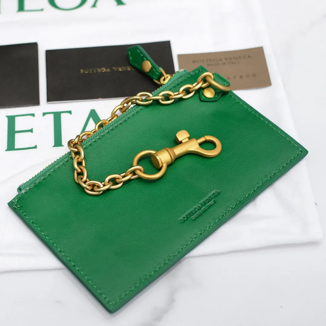 🔥🔥The counterattack of the popular Bottega Veneta started with this series of cloud bags, which went viral in the fashion circle and started a craze! Out of stock, out of stock, out of stock... One piece is hard to find, super hard to buy, regardless of age, season, or occasion. Very classy. Really, if you carry this on the road, it will turn heads! This is also the reason why this series is so expensive. Large size: 38*20*8.5cm [Big Cloud Weave] Racing Green